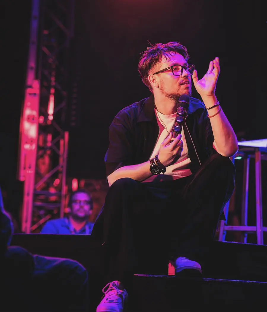 Mic in hand, mid-story